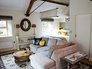 Charming Tack Room Cottage with Hot Tub for a Tranquil Yorkshire Retreat